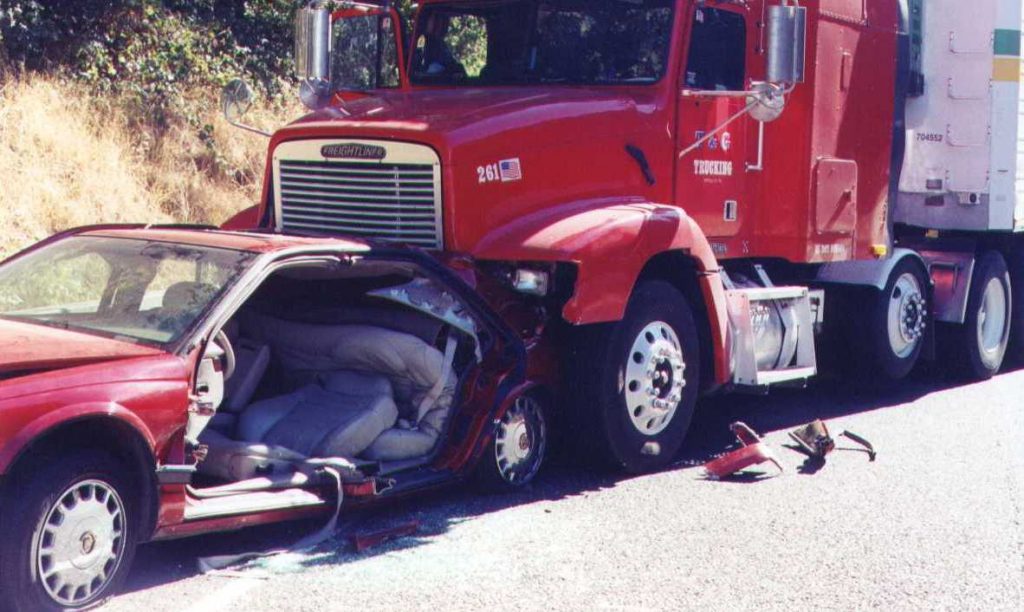 El Mejor Bufete Legal de Abogados de Accidentes de Semi Camión, Abogados Para Demandas de Accidentes de Camiones Santa Fe Springs California